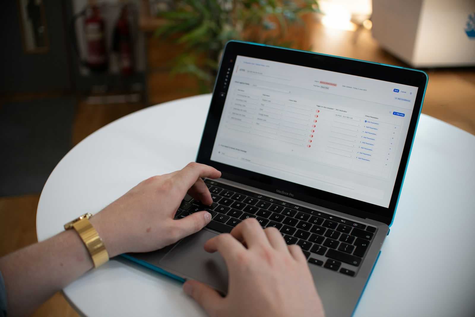 Automated Data & Feature Pipelines for Real-Time AI Intelligence